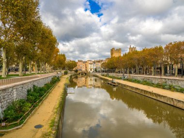 Canal de la Robine, Bir Unesco Dünya Mirası Alanı, Narbonne şehrinden geçerken. Evler ile kaplı köprünün detayı, le pont des Marchands.