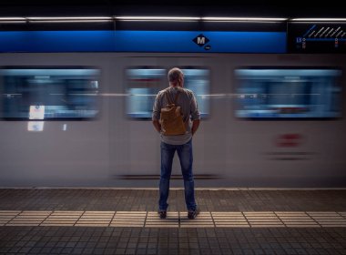 Barselona, Katalonya, İspanya'da metro geçişini izleyen adam