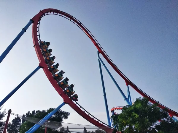 Hullámvasút Vidámparkban Kék Felett Salou Tarragona Spanyolország — Stock Fotó