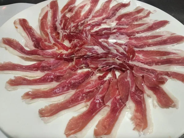 Plato Jamón Ibérico Dispuesto Círculo Típica Cubierta Española — Foto de Stock