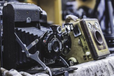 Birkaç eski fotoğraf makinesi. Antika konsepti.