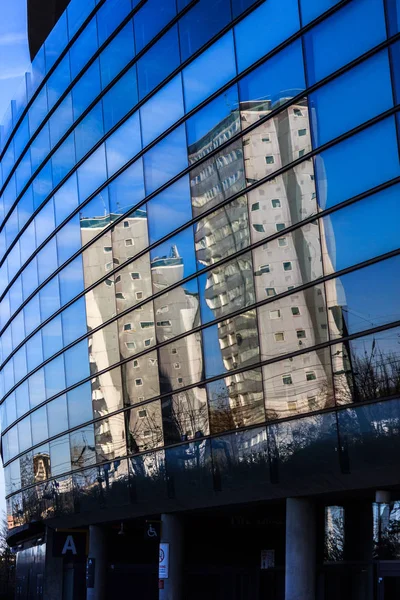 Réflexion Dans Les Fenêtres Immeuble Deux Immeubles Habitation Ciel Bleu — Photo