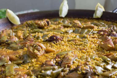 Et, balık ve sebzelerle karışık paella yakın plan. Yiyecek konsepti. 