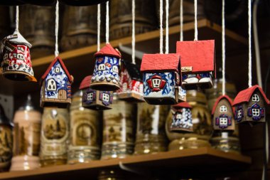 Noel ağacı süslemesi için küçük evler. Noel pazarı Noel konsepti.