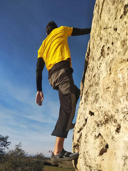 Mann Erklomm Einen Hohen Felsen Den Bergen Konzept Aus Abenteuer — Stockfoto