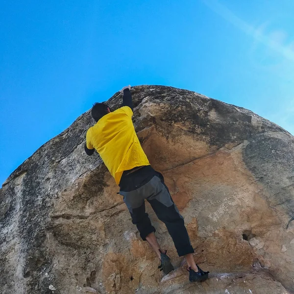 Człowiek Wspinający Się Wysoką Skałę Górach Pojęcie Przygody Sportów Ekstremalnych — Zdjęcie stockowe