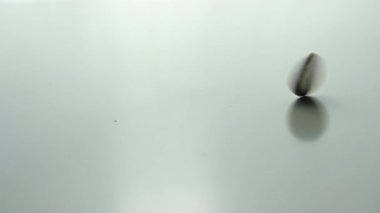 Parmakların yuvarlanması ve beyaz arka planda düşmesi. Ekonomi kavramı.