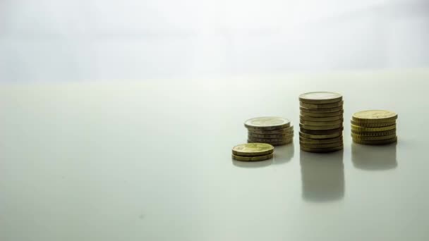 停止运动的概念可以省钱 手把硬币放在有白色背景的桌子堆里 财务和会计概念 — 图库视频影像