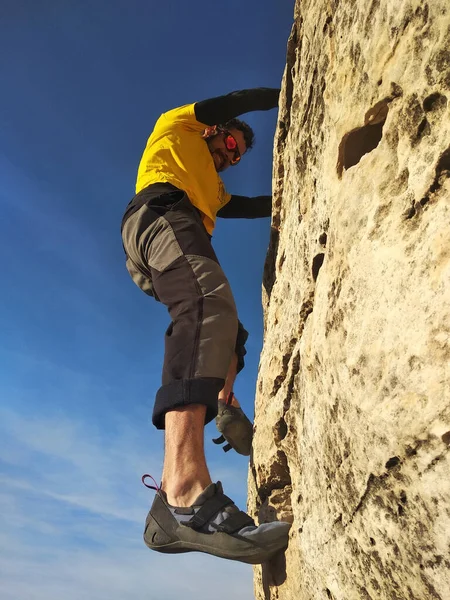 Człowiek Wspinający Się Wysoką Skałę Górach Pojęcie Przygody Sportów Ekstremalnych — Zdjęcie stockowe
