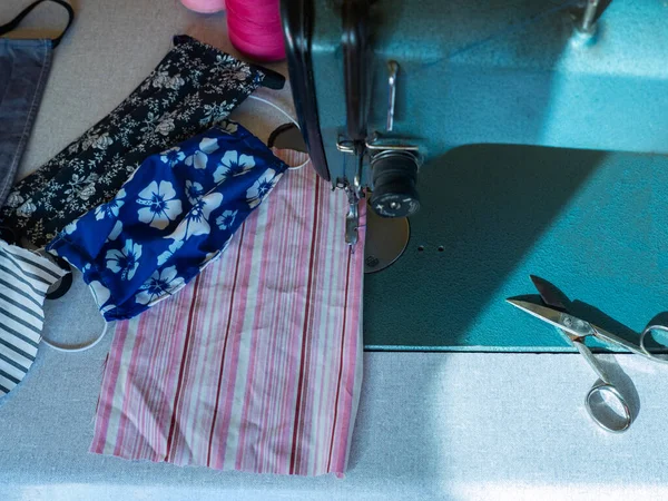 缝纫机用来缝制棉面面罩 以防止感染日冕病毒 自制的自制防毒面罩 防毒19型病毒 顶部视图 — 图库照片