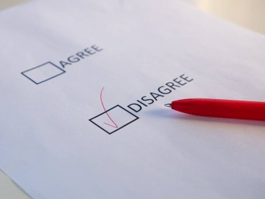 Katılıyorum ve kırmızı kalemle aynı fikirde olmayan beyaz sayfa işaretli kutular. Anlaşmazlık Kutusuna Seçici Odaklanma