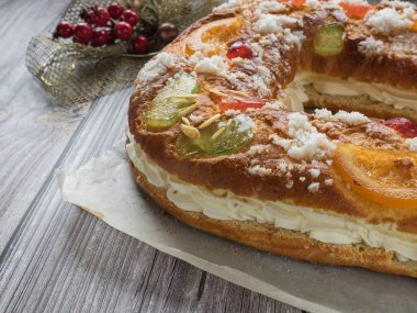 Roscon de Reyes (Kralların yüzüğü), İspanya 'da Epiphany veya Dia de Reyes Magos (Üç Krallar Günü) kutlamaları için yenen tipik bir tatlıdır. İspanyol Noel pastası, meyveli, fındıklı ve ahşap kaplamalı.