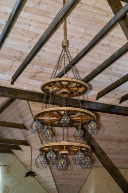 Antika tarzında büyük modern avize. Ahşap bina tasarımı. Yenilenmiş kale. Her yerde ölümsüz