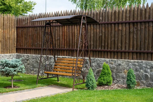 Bahçede sallan. Çocuklar için salıncak