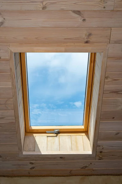 Fenster Dachgeschoss Eines Holzhauses Fenster Der Hausmitte Der Himmel Ist — Stockfoto