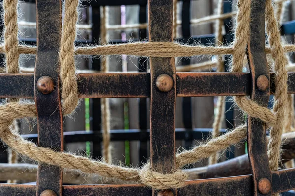 A gaiola de ferro é decorada com uma corda — Fotografia de Stock