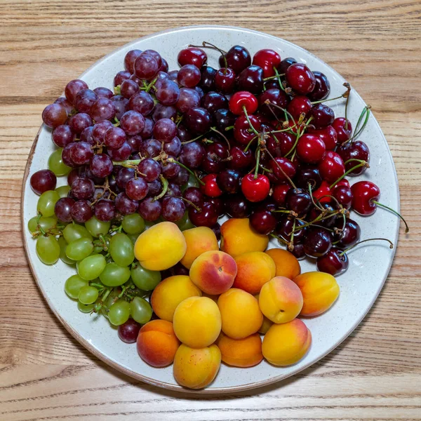 Vers Fruit Een Bord Vruchtstilleven Schotel Van Vers Fruit Druiven — Stockfoto