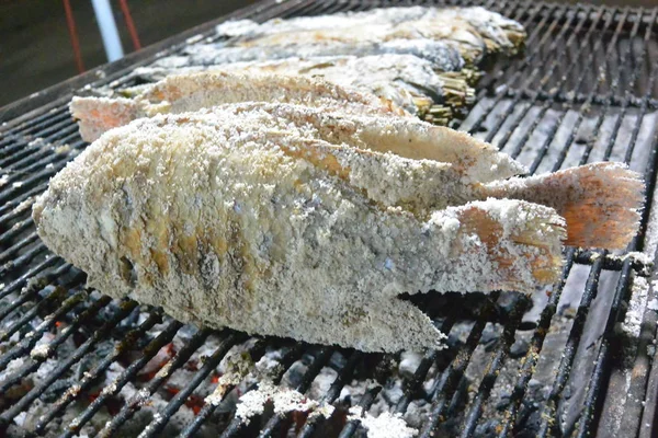 Saibling gegrillt Seefisch Tilapia in Salz — Stockfoto