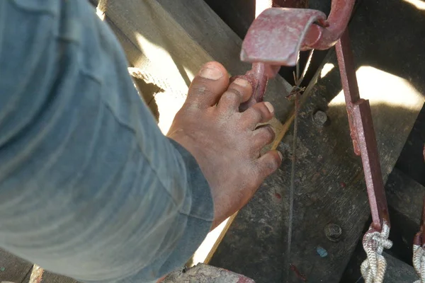 Yalınayak tekne kaptanı