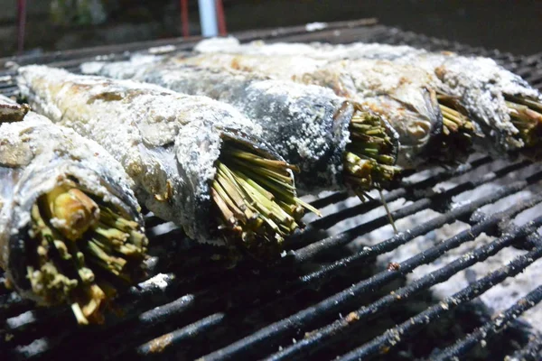 Saibling gegrillter Seefisch in Salz — Stockfoto