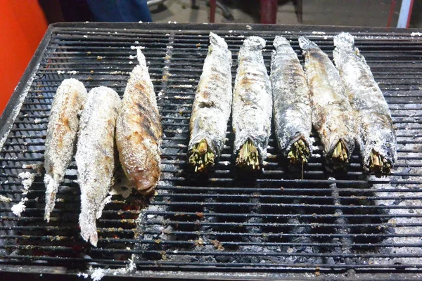 Char pescado lago a la parrilla en sal —  Fotos de Stock