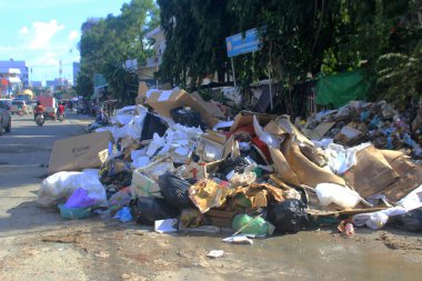 şehir caddesinde çöp yığınları
