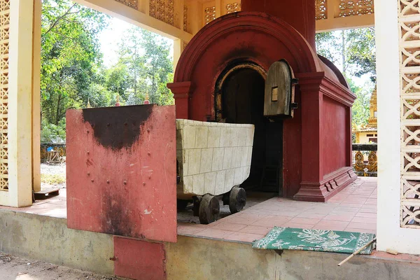 Crématorium avec un chariot pour les morts — Photo