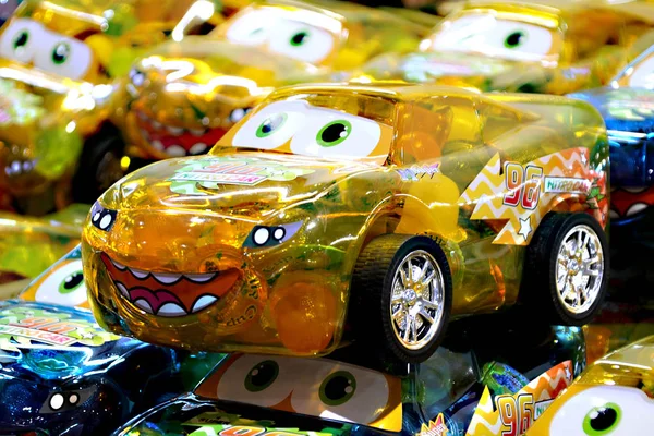 Brinquedo infantil carro transparente com doces no interior — Fotografia de Stock