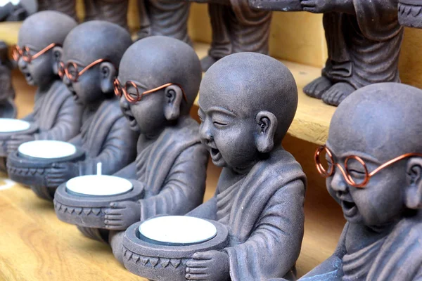 Skulpturen sitzender Buddha-Jünger mit Brille — Stockfoto