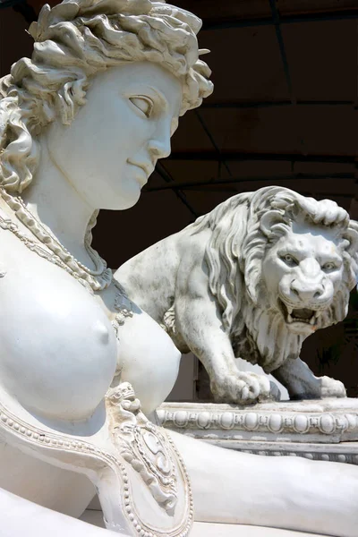 Sculture della Sfinge e Leone su sfondo nero verticale — Foto Stock