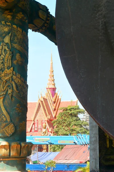 Pagoda de techo naranja en el templo del pecado — Foto de Stock