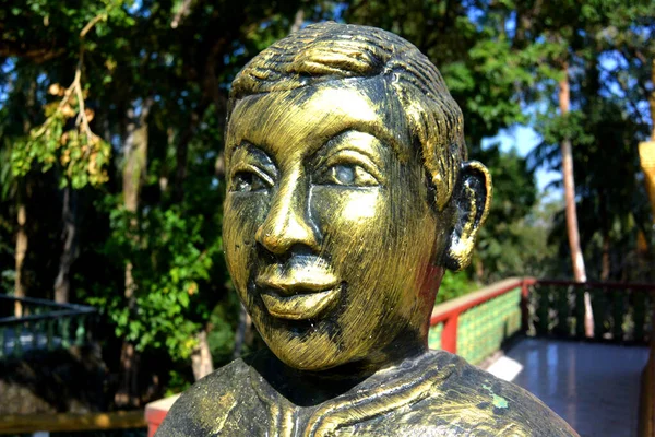 Monumento ao Menino Dourado em um Templo — Fotografia de Stock