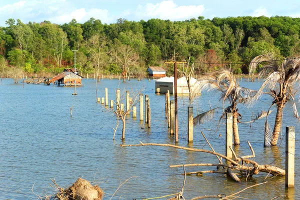 Construção de entrada de água, aldeia inundada — Fotografia de Stock