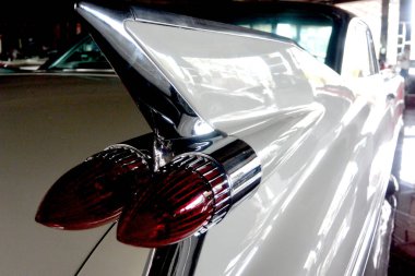 Beyaz bir arka kanat 1959 retro araba closeup