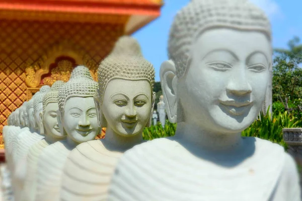 Steinskulpturen junger Mönche, gleichgesinnter Buddha — Stockfoto