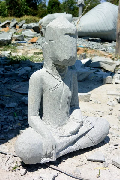 Створення кам'яної скульптури сидить Будди — стокове фото
