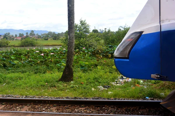 Locomotiva diesel azul e branca ao lado do lótus — Fotografia de Stock
