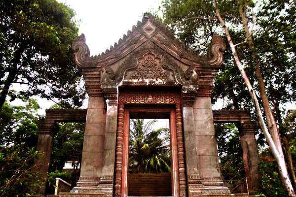 Verlaten in de jungle oranje-rode oude tempel — Stockfoto