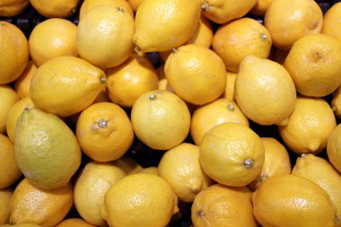 Sarı limonlar pazarda satılır.