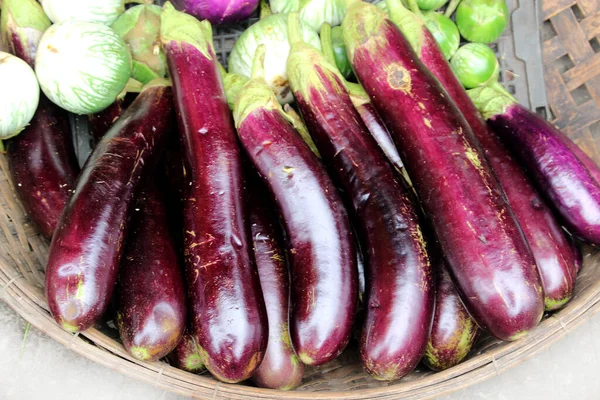 Свежий фиолетовый баклажан продается на рынке — стоковое фото