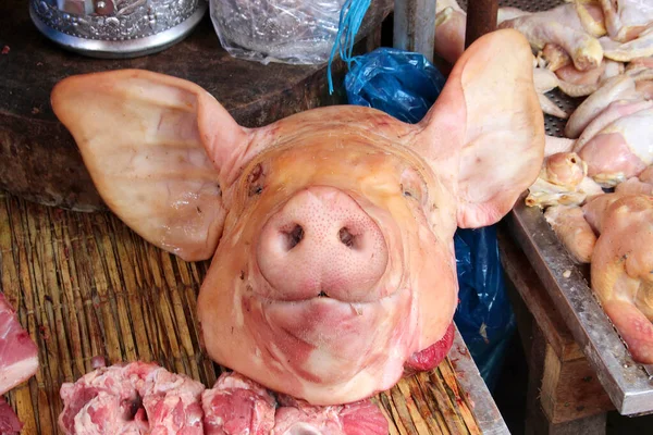Свежая свиная голова продается на рынке — стоковое фото