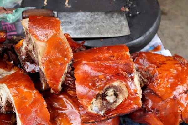 Barbacoa de cerdo frito rojo en un mercado — Foto de Stock