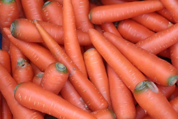 Fresh orange sweet carrots are sold — Stock Photo, Image