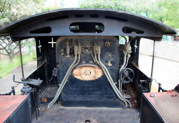 Ingenjör monter av ett gammalt ångtåg — Stockfoto