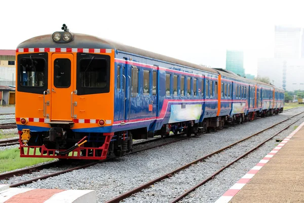 O trem fica na estação 2 — Fotografia de Stock