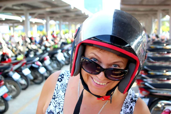 Femme en casque de moto, lunettes de soleil et masque de protection 3 — Photo