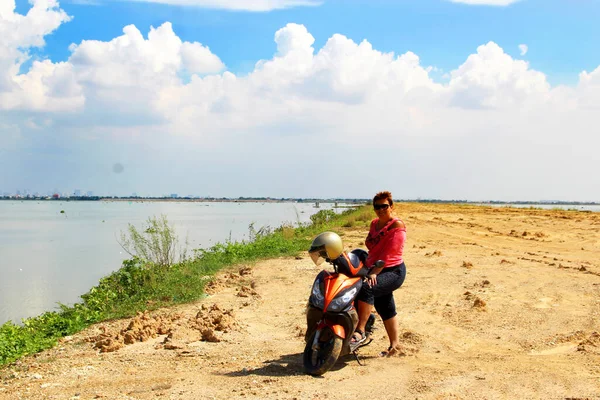 Silhueta de uma mulher montando uma scooter, fundo do céu 2 — Fotografia de Stock