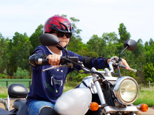 Menino aprendendo a andar de helicóptero motocicleta 2 — Fotografia de Stock