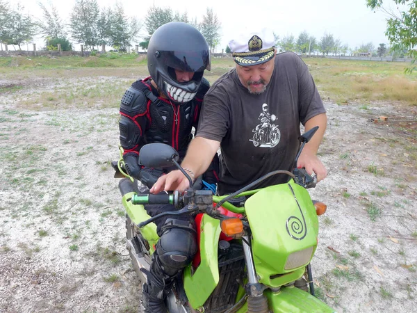 Fille apprendre à monter une moto enduro 1 — Photo