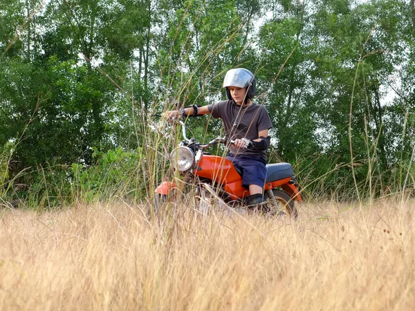 Teini oppiminen ratsastaa moottoripyörällä 2 — kuvapankkivalokuva